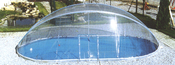 Cabrio Dome für ovale Stahlwandbecken. Das "Verdeck" kann bei schönem Wetter heruntergeklappt werden.